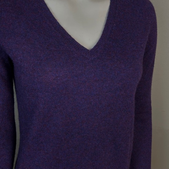 C by Bloomingdales 100% Cashmere Sweater Women's Small Purple V Neck NWT - Picture 5 of 5